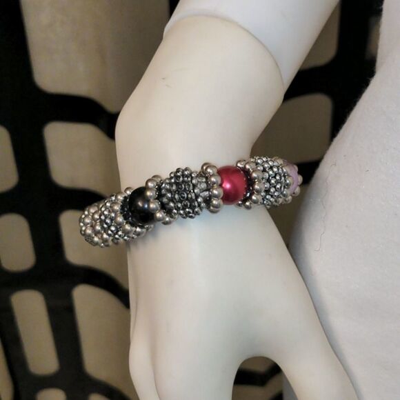 Chunky multi colored bead & silvertone bracelet - Picture 7 of 9